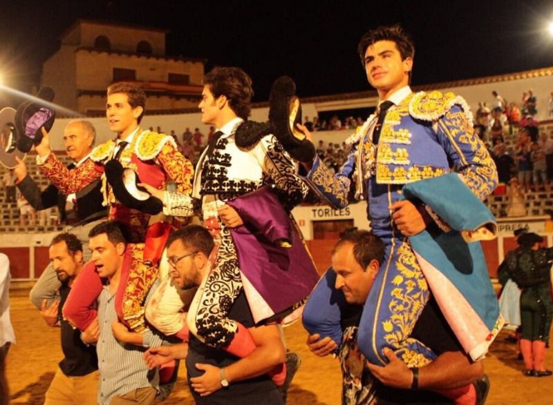 José Garrido, Ginés Marín y Jesús Enrique Colombo, a hombros en Iniesta