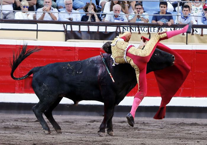 Juan Leal, cornada de dos trayectorias en el muslo derecho