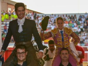 Emiliano Gamero y Rocío Romero, a hombros en Cella.