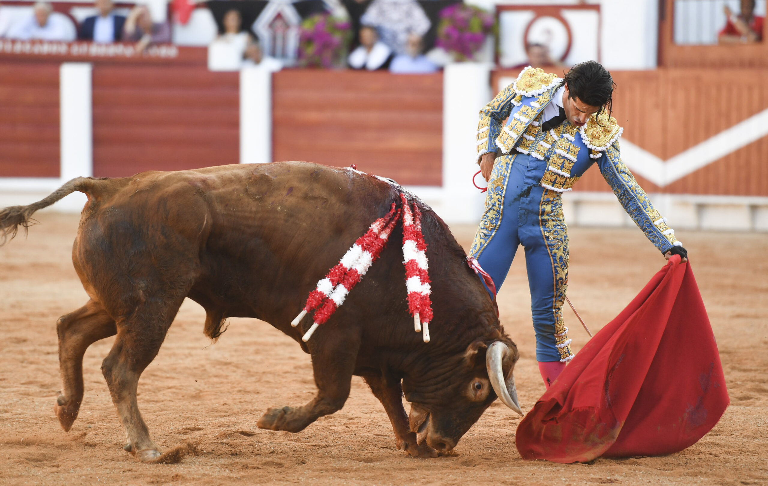 Los aceros ensombrecen una buena tarde en Gijón