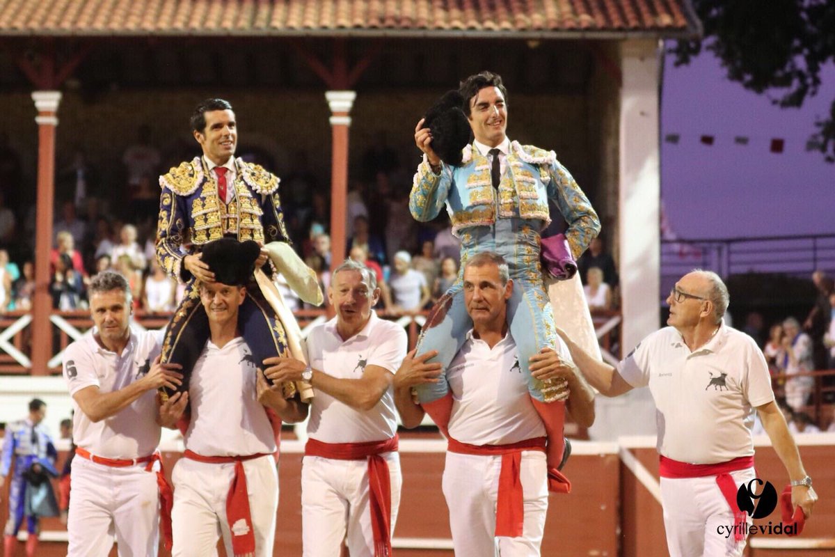 De Justo y Dufau, a hombros en el mano a mano de Villeneuve de Marsan