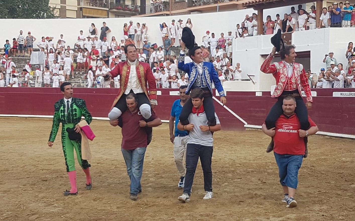 Estella: apoteosis de los Hermoso, en hombros con Moura Caetano