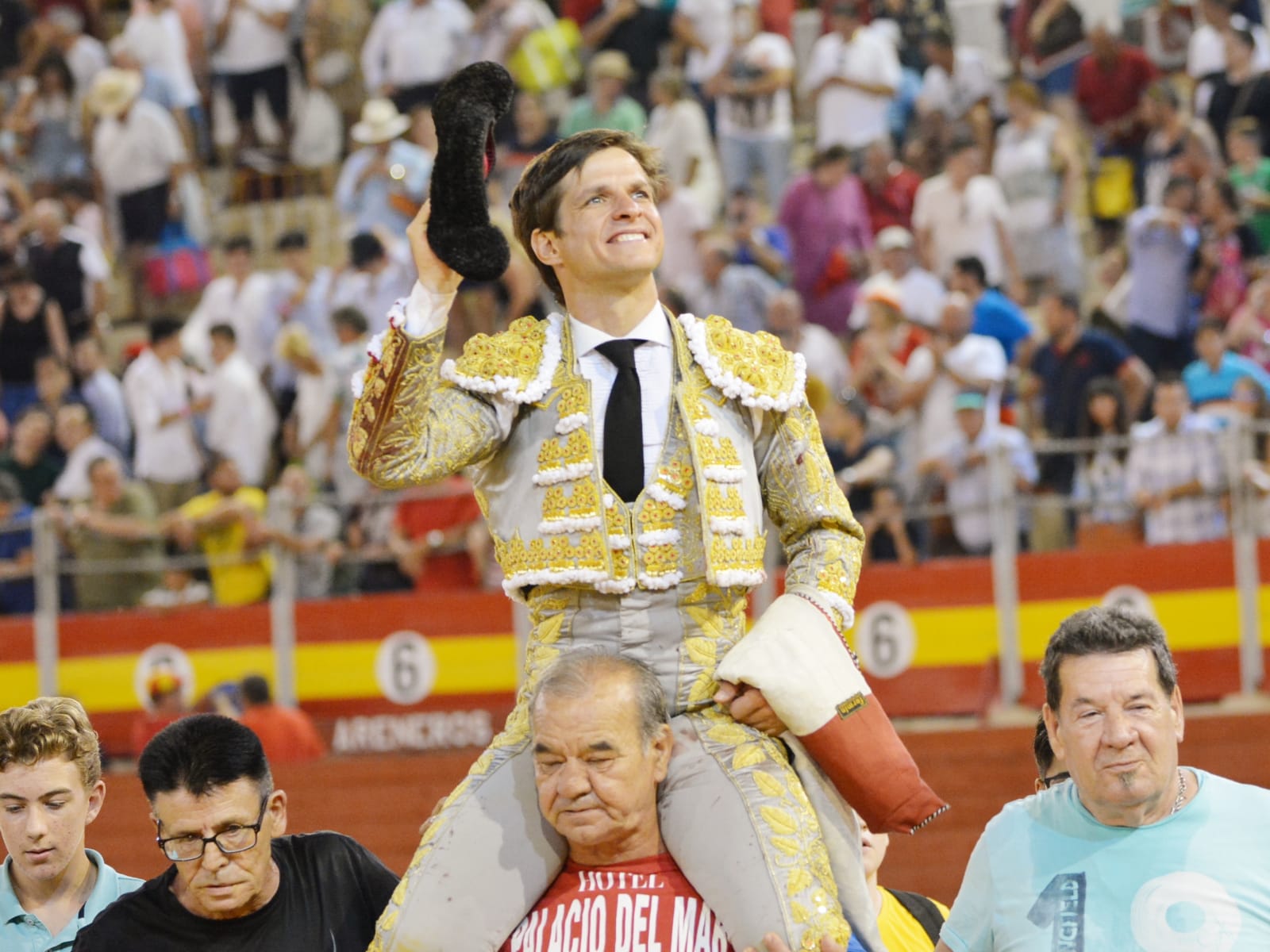 Juli a hombros y alboroto de Roca Rey en Almería