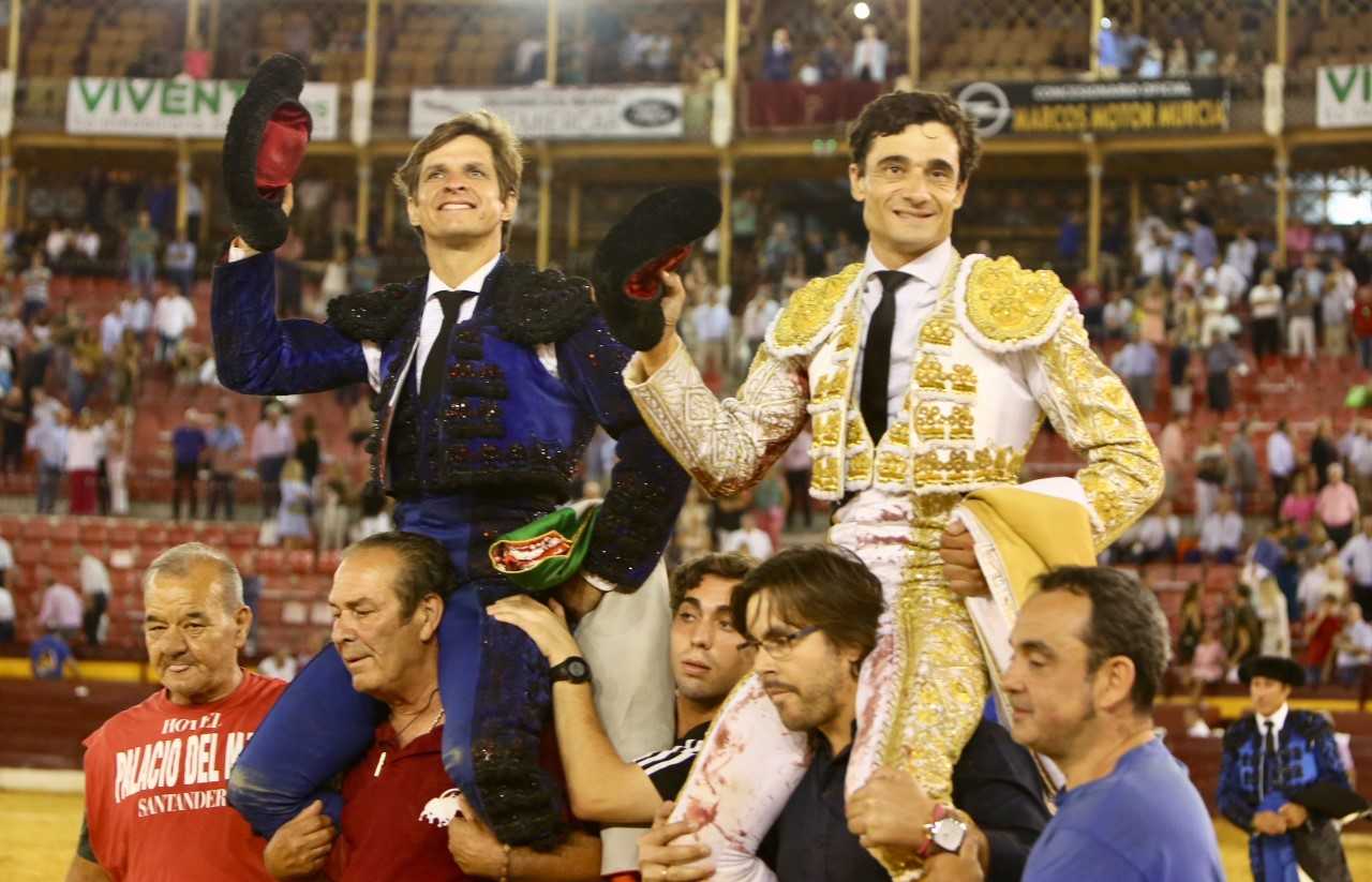 Zapatazo de Ureña, cuatro orejas y puerta grande junto a El Juli en Murcia