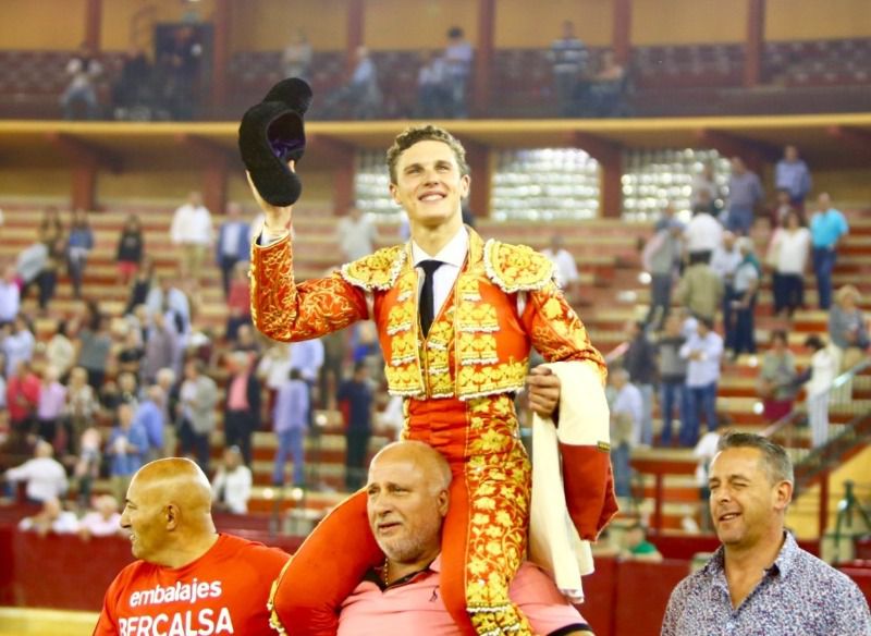 Salenc, a hombros, y Mora, cogido de gravedad en Zaragoza