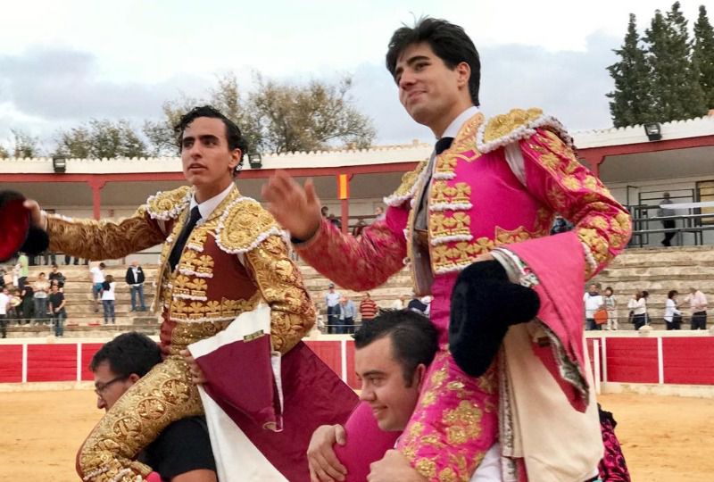 Álvaro Lorenzo y Joaquín Galdós, a hombros en Calanda