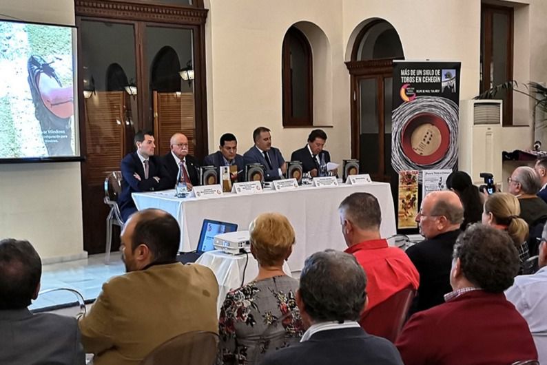 Presentado “Más de un siglo de toros en Cehegín”, de Felipe de Paco