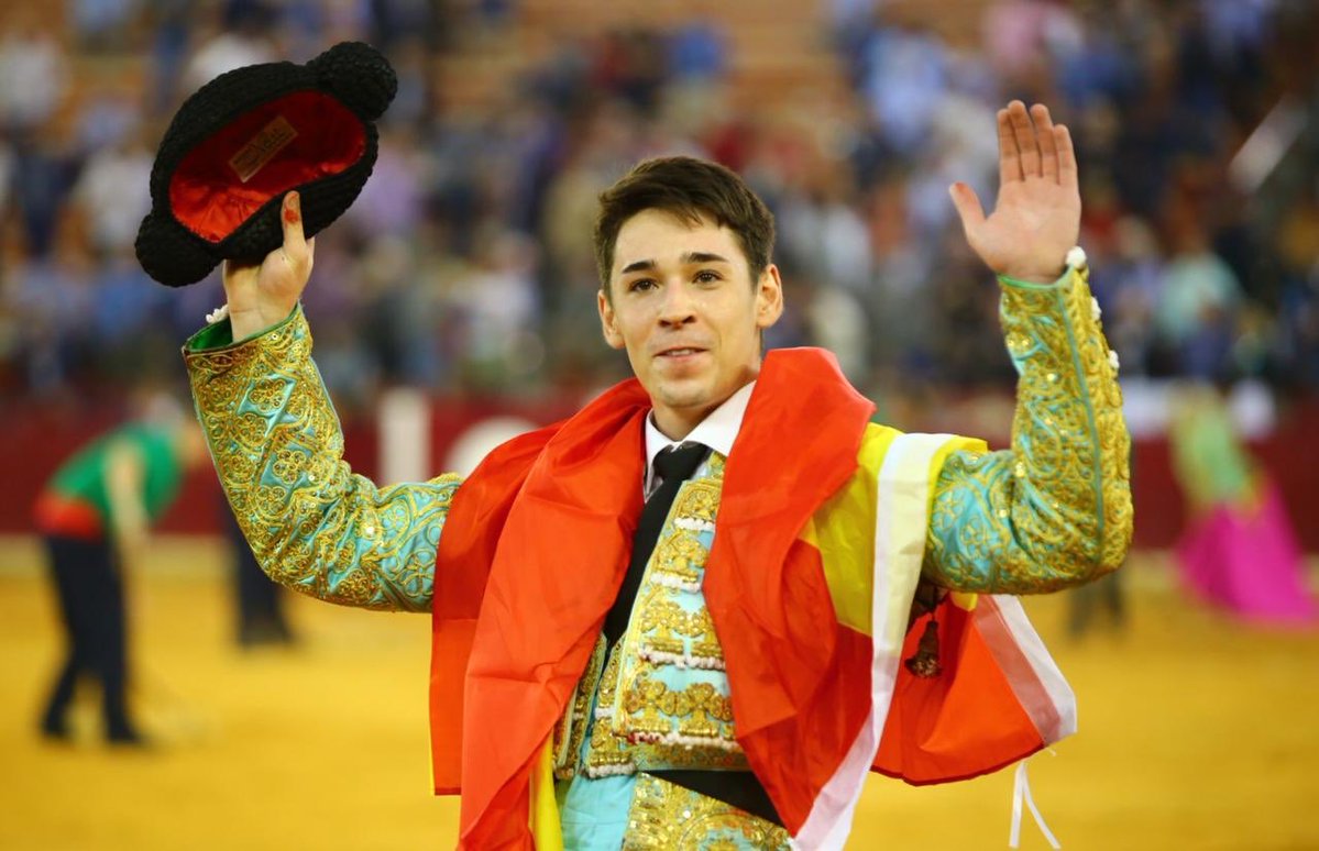 Oreja para Pablo Mora con buenos parralejos en Zaragoza
