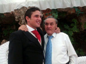 Alberto Aguilar, con su abuelo Cecilio Carabaña.