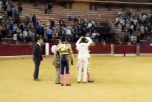 Momento del corte de coleta de Ricardo Torres.
