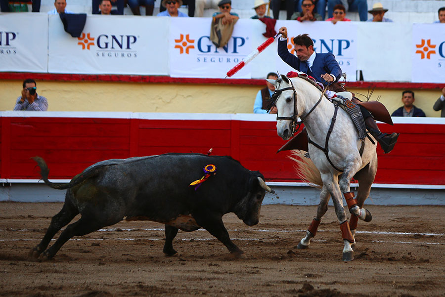 Irapuato (México) - El Zapata arma la Revolución saliendo a hombros en Irapuato, Armillita y Cartagena pasean oreja
