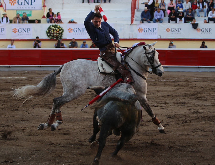 Irapuato (México) - El Zapata arma la Revolución saliendo a hombros en Irapuato, Armillita y Cartagena pasean oreja