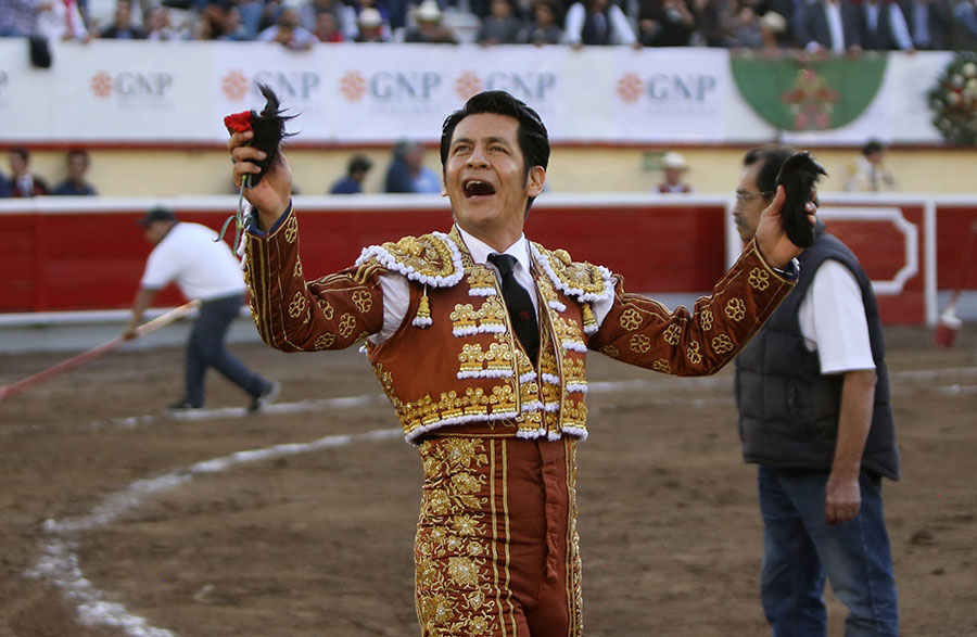 Irapuato (México) - El Zapata arma la Revolución saliendo a hombros en Irapuato, Armillita y Cartagena pasean oreja