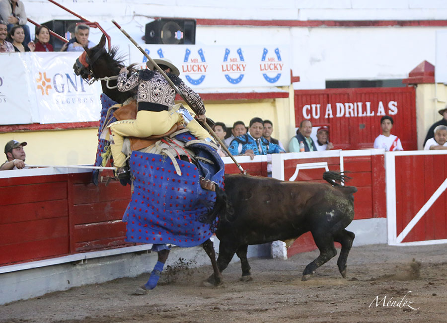 Irapuato (México) - El Zapata arma la Revolución saliendo a hombros en Irapuato, Armillita y Cartagena pasean oreja