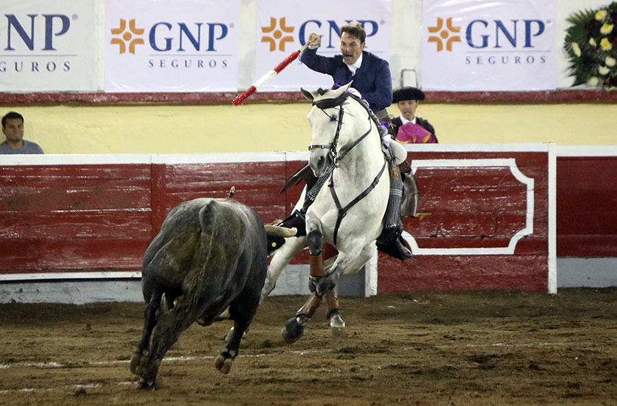 Irapuato (México) - El Zapata arma la Revolución saliendo a hombros en Irapuato, Armillita y Cartagena pasean oreja