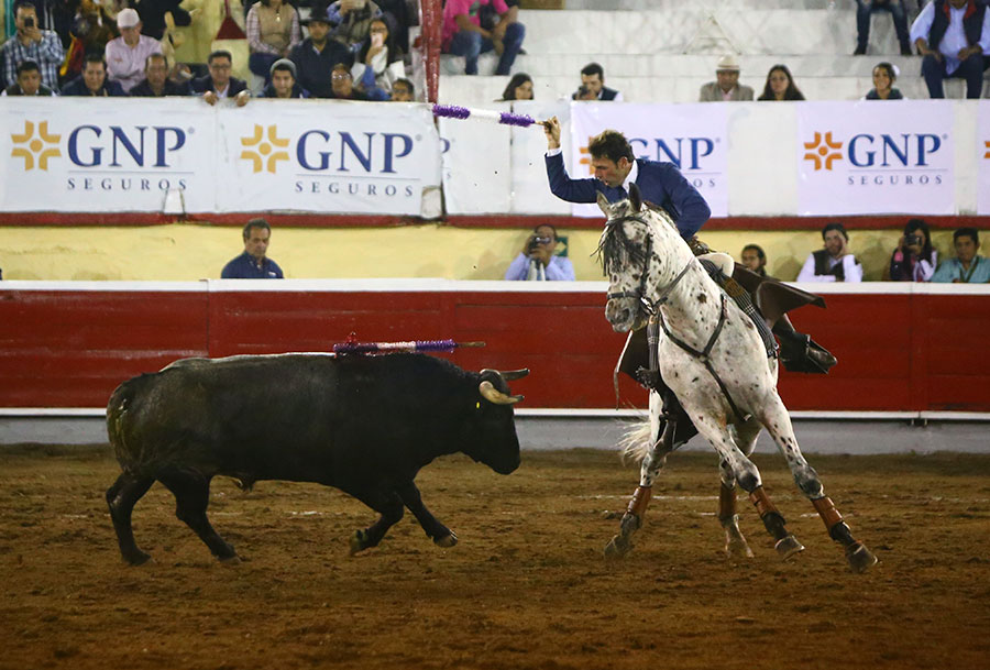 Irapuato (México) - El Zapata arma la Revolución saliendo a hombros en Irapuato, Armillita y Cartagena pasean oreja
