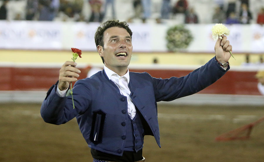 Irapuato (México) - El Zapata arma la Revolución saliendo a hombros en Irapuato, Armillita y Cartagena pasean oreja