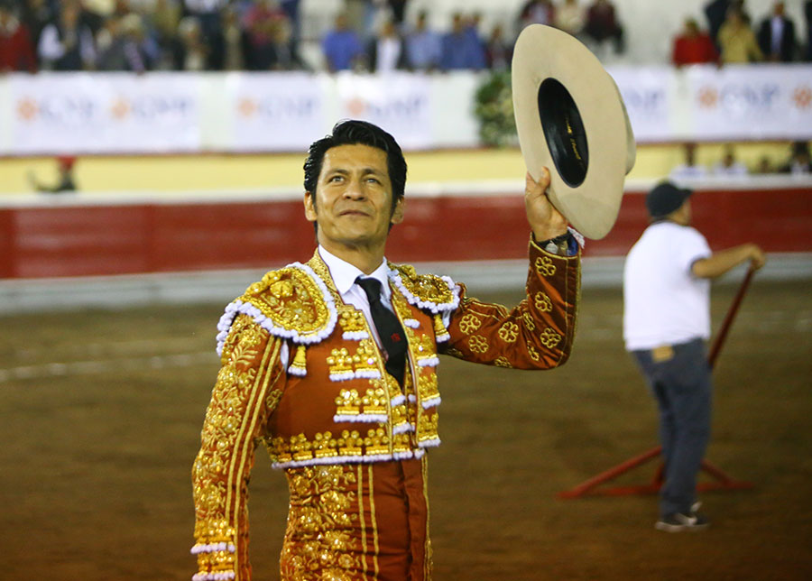 Irapuato (México) - El Zapata arma la Revolución saliendo a hombros en Irapuato, Armillita y Cartagena pasean oreja