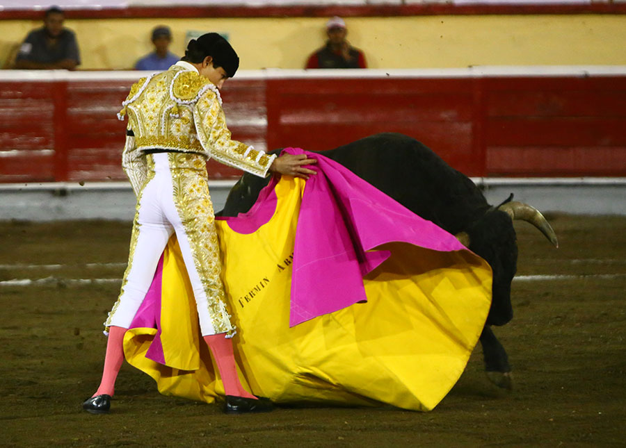 Irapuato (México) - El Zapata arma la Revolución saliendo a hombros en Irapuato, Armillita y Cartagena pasean oreja