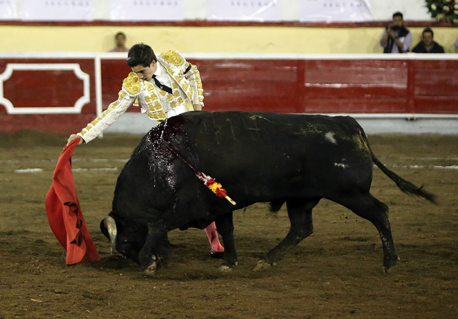 Irapuato (México) - El Zapata arma la Revolución saliendo a hombros en Irapuato, Armillita y Cartagena pasean oreja
