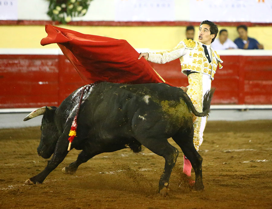 Irapuato (México) - El Zapata arma la Revolución saliendo a hombros en Irapuato, Armillita y Cartagena pasean oreja