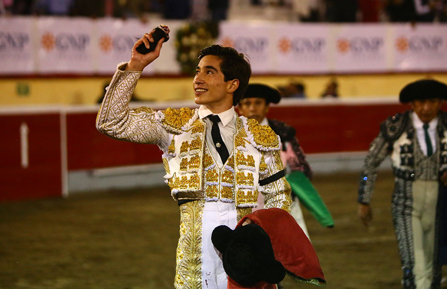Irapuato (México) - El Zapata arma la Revolución saliendo a hombros en Irapuato, Armillita y Cartagena pasean oreja