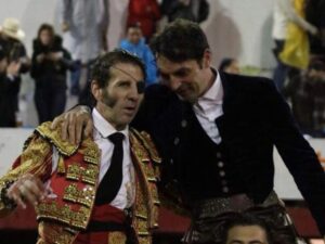 Padilla y Andy Cartagena, a hombros en Monterrey