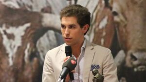 Ginés Marín recibe el trofeo al triunfador de la Feria de Almodóvar