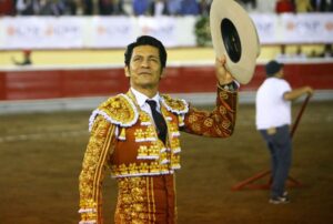 Irapuato (México) - El Zapata arma la Revolución saliendo a hombros en Irapuato, Armillita y Cartagena pasean oreja