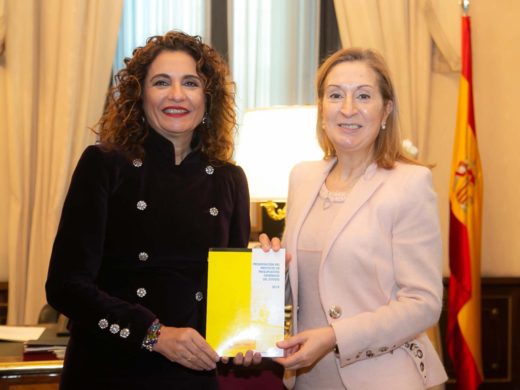 La ministra de Hacienda, María Jesús Montero, entregó el lunes 14 de enero a la presidenta del Congreso de los Diputados, Ana Pastor, el Proyecto de Ley de Presupuestos Generales del Estado para 2019.