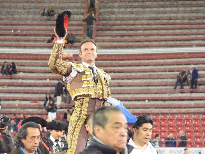 Un inspirado Ferrera cautiva en La México y abre la puerta grande