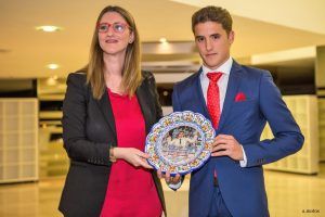 Diego Carretero, premiado en Alicante por la Peña Puerta Grande