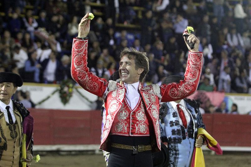 Pablo Hermoso de Mendoza, Arturo Saldívar y Michelito pasean un trofeo en Puebla