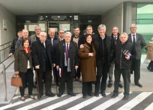 Andrés de Miguel, con unos amigos en la puerta del Juzgado de lo Penal nº 11 de Madrid tras ganar el juicio.