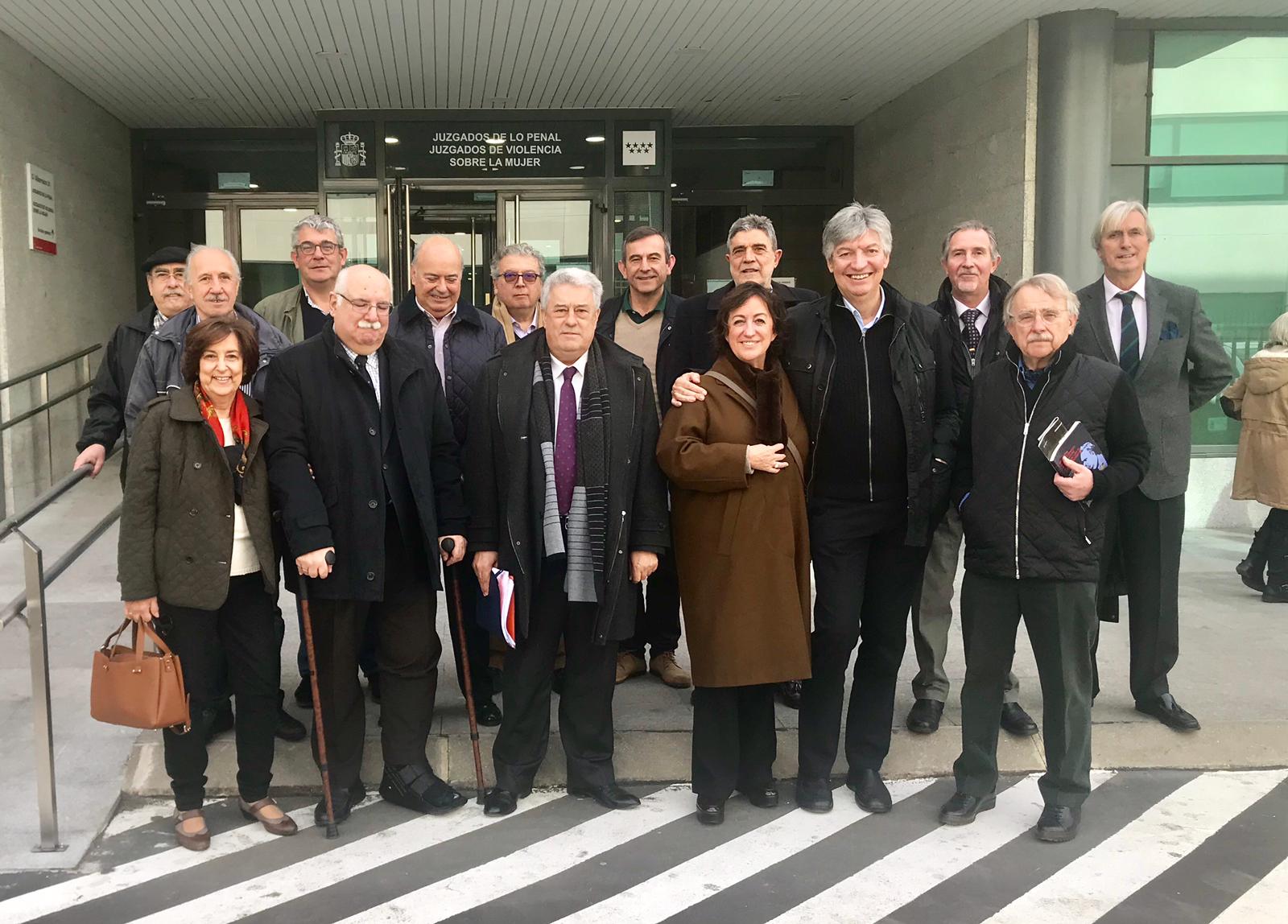Andrés de Miguel, con unos amigos en la puerta del Juzgado de lo Penal nº 11 de Madrid tras ganar el juicio.