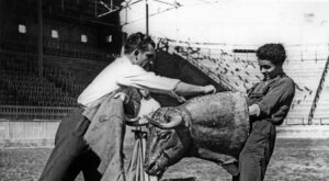 Mundo, máximo goleador del Valencia, practicando la suerte suprema.