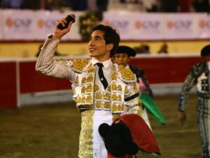 Irapuato (México) - El Zapata arma la Revolución saliendo a hombros en Irapuato, Armillita y Cartagena pasean oreja