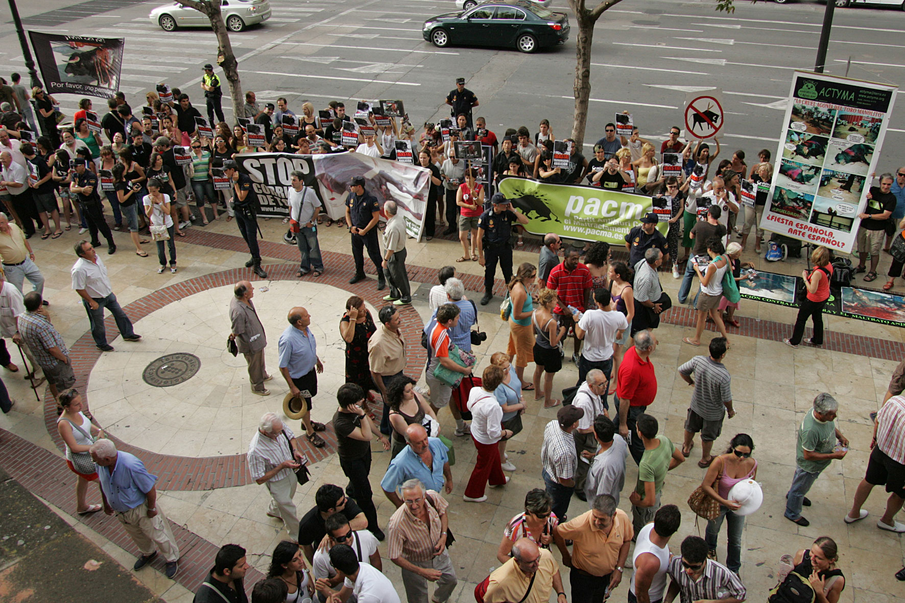 Manifestación antitaurina en la explanada de la plaza de toros de Valencia.