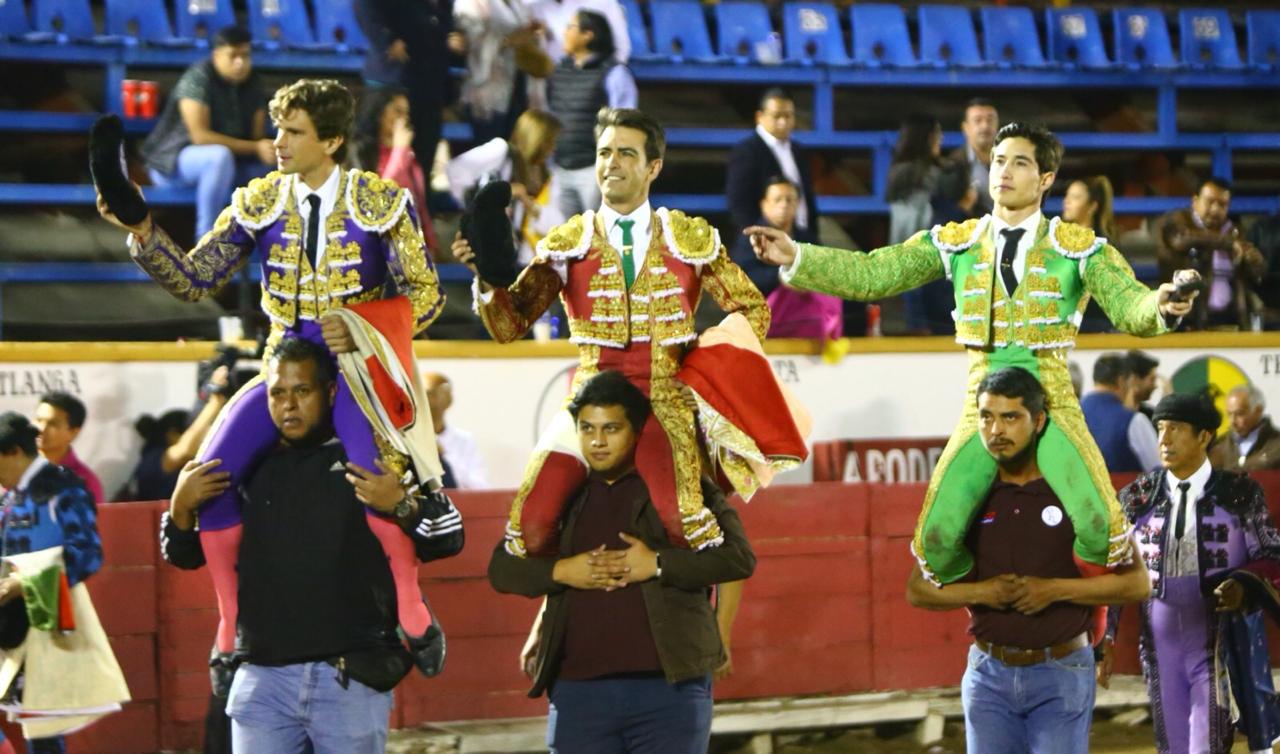 La terna, a hombros en Puebla