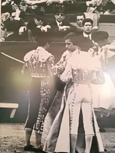 Alternativa de Sancho Álvaro, de manos de Antonio Ordóñez. En el callejón se ve a Javier Araúz de Robles, Matías Prats -seguidor del torero- y a Luis Díaz "Madrileñito”, entre otros.