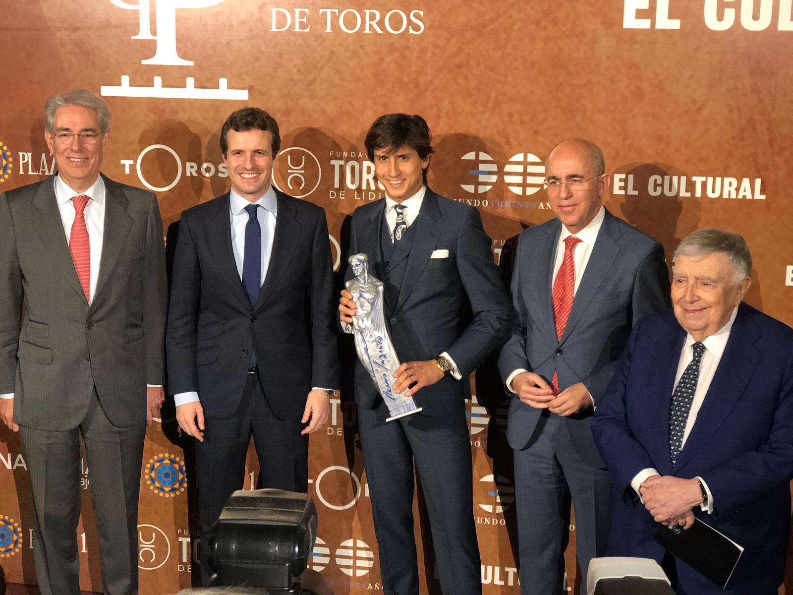 Roca Rey recibe el Paquiro de manos de Vargas Llosa