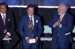 Entrega de Minotauro a Antonio Ferrera