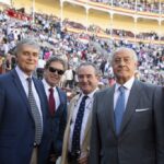 Fernando Roca Rey y Ramón Valencia junto a unos amigos