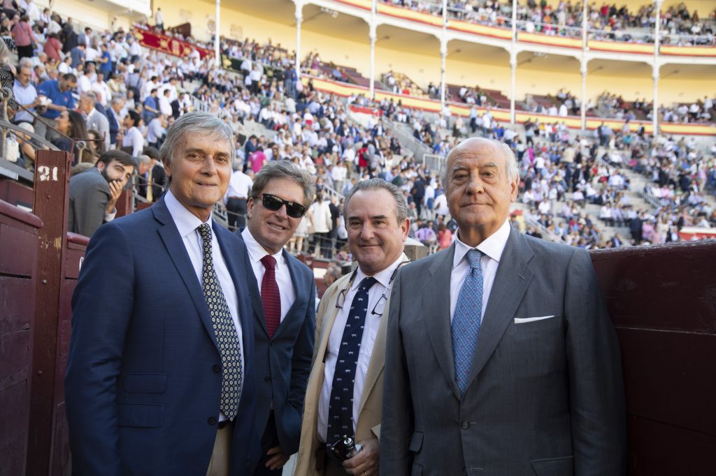 Fernando Roca Rey y Ramón Valencia junto a unos amigos
