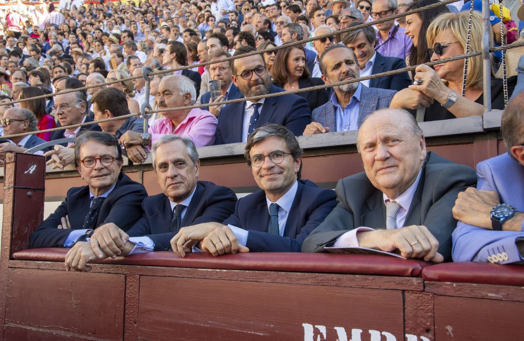 Antonio Catalán, a la izquierda, y José Moya, a la derecha, con unos amigos