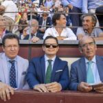 Cristóbal Roldán, embajador de Ecuador en España, su hijo y Adolfo Martín