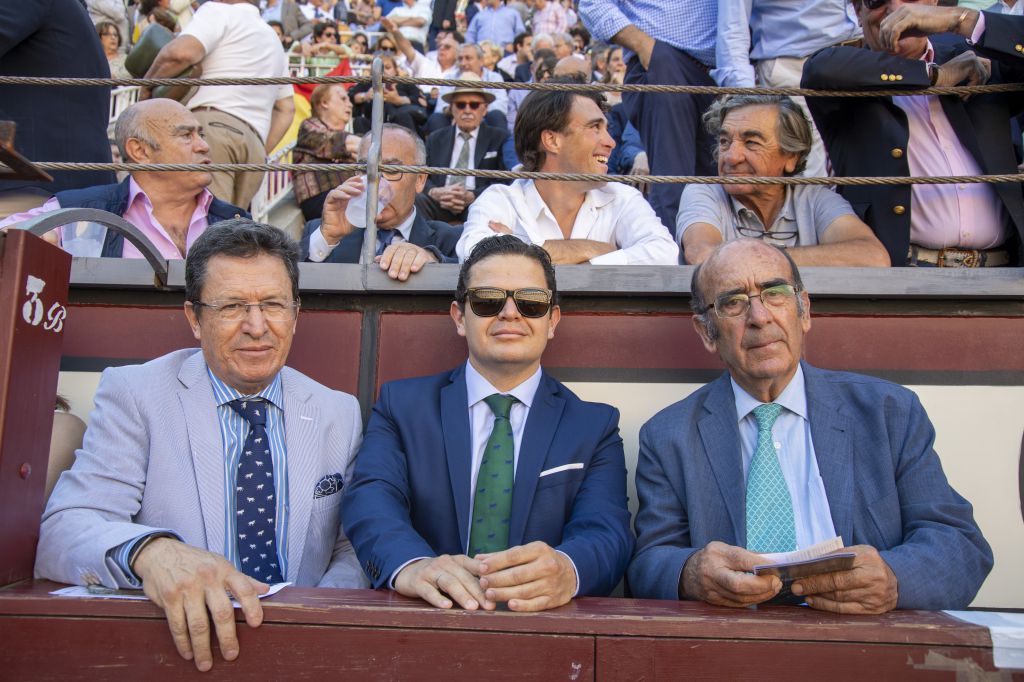 Cristóbal Roldán, embajador de Ecuador en España, su hijo y Adolfo Martín