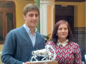 El Niño de las Monjas, recibiendo el trofeo de manos de la alcaldesa.