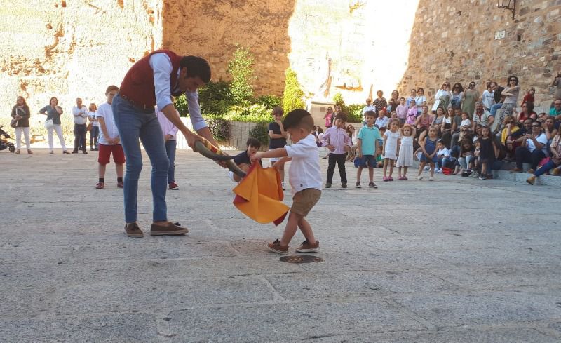 Emilio de Justo acerca el toreo a los más pequeños en Cáceres