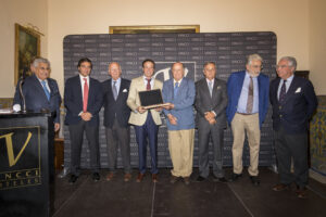 Justo Hernández, ganadero de Garcigrande, recogiendo el premio.